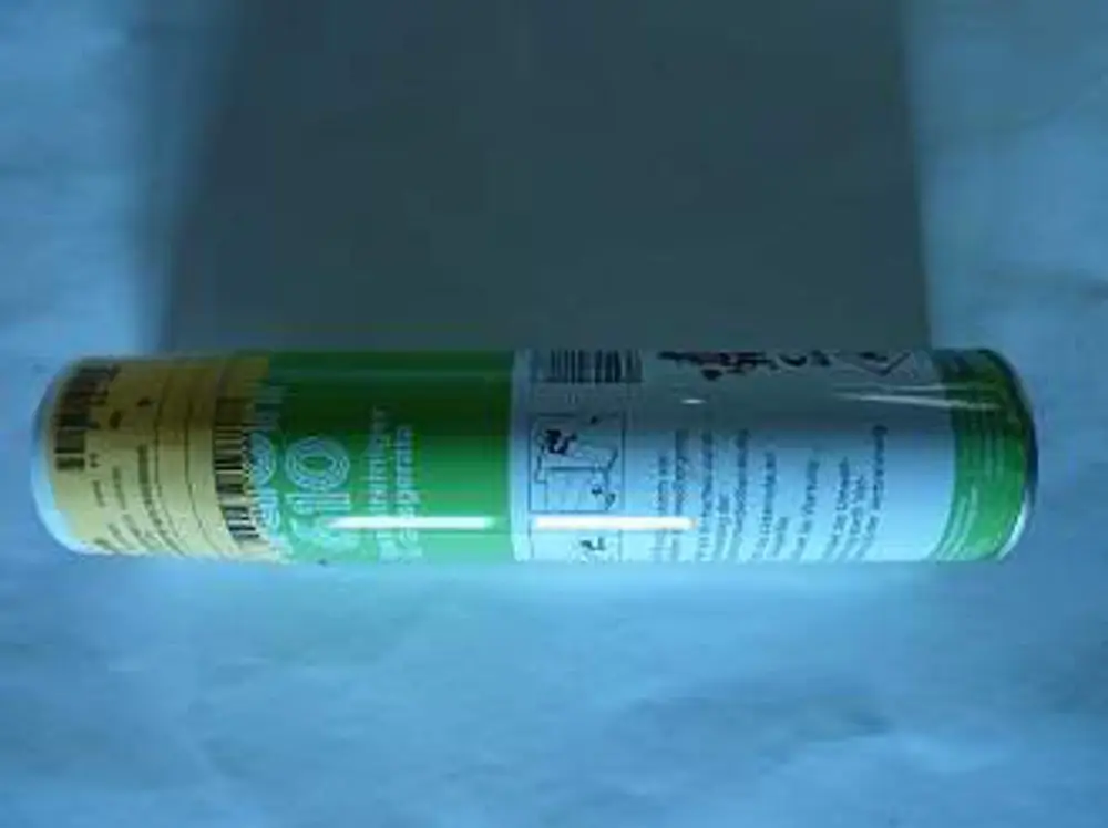 Runddose mit Aufschrift und Symbolen, deren Inhalt auf die Wartung von Heizkesseln hinweist. Hersteller ist Remeha. Hintergrund in einheitlichem Farbton.